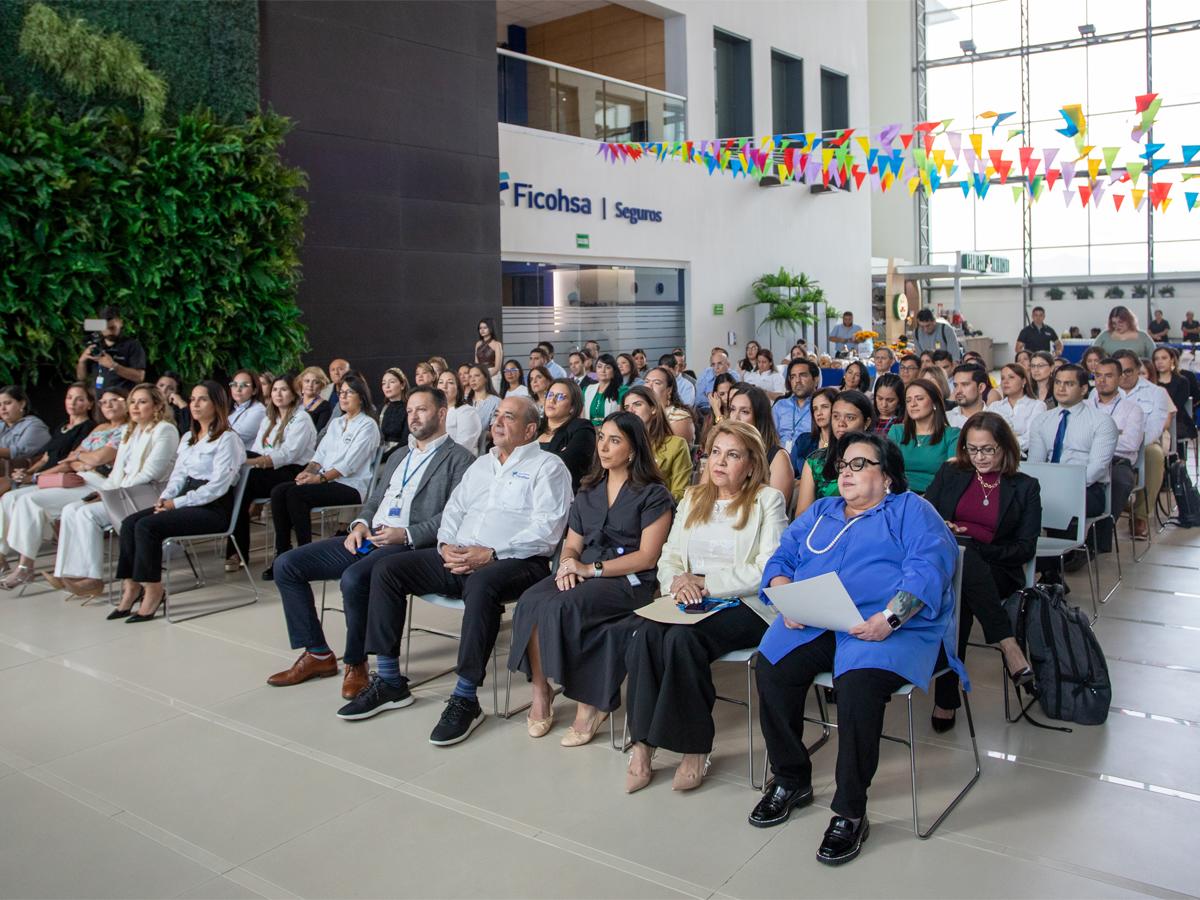 El evento de premiación contó con la presencia de ejecutivos de Ficohsa y emprendedoras de todo el país.
