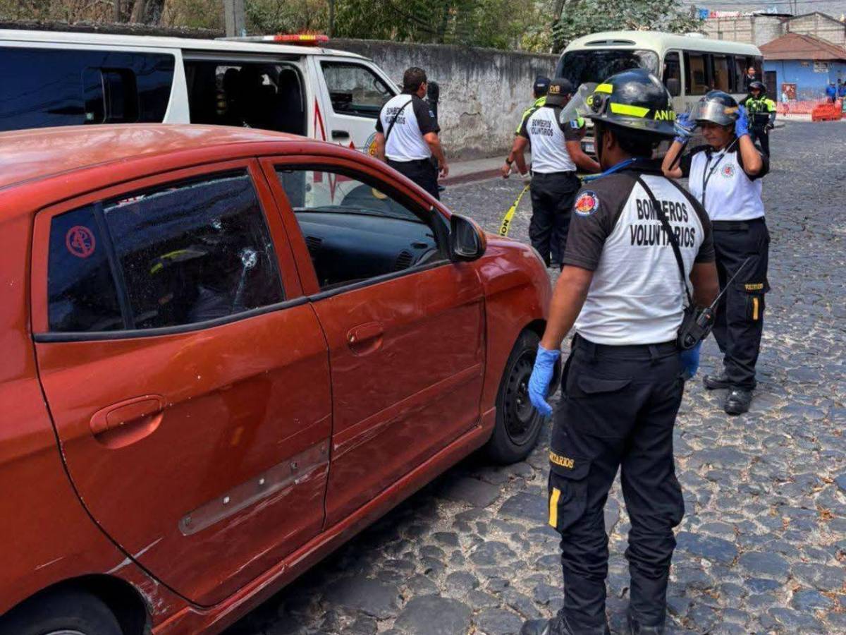 Ultiman a pareja de recién casados dentro de un vehículo