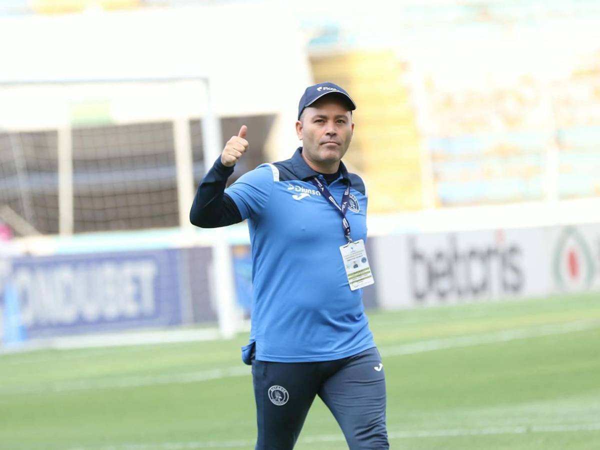 Marcó triplete y recibió beso, polémicas del FVS, selfie de Motagua y Victoria se hunde