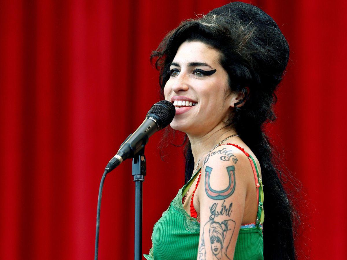 Papá de Amy Winehouse demanda a amigas de la cantante por subastar sus cosas