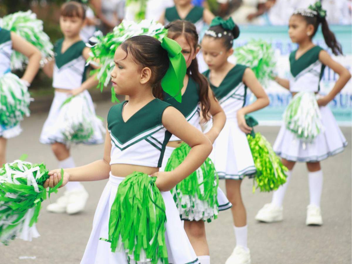 Con fervor cívico, los más pequeños desfilan con patriotismo en San Pedro Sula