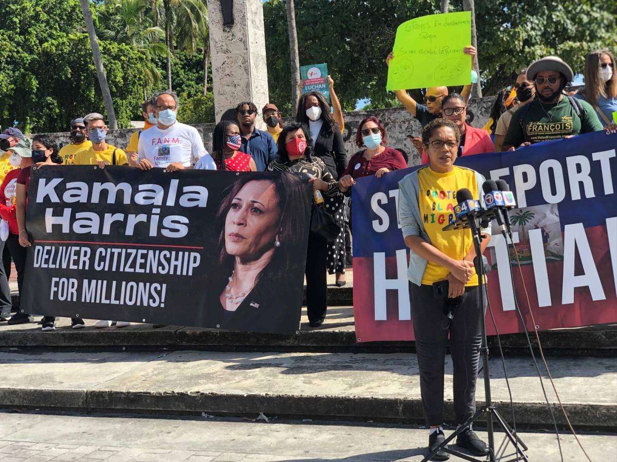 Migrantes ponen pancartas en Disney para pedir a Harris la ciudadanía en EEUU
