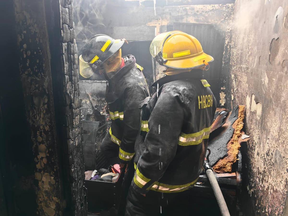 Bomberos inspeccionan la escena.