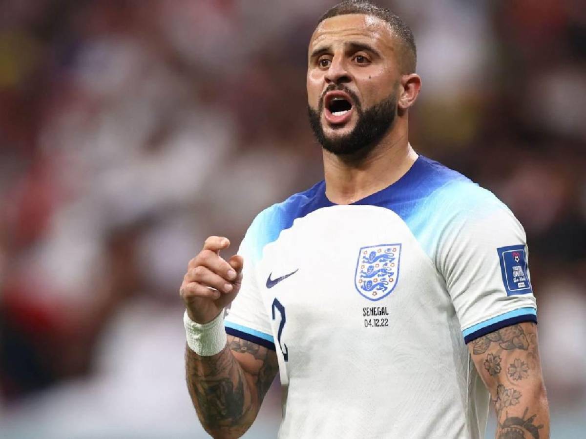 Figura en escándalo: de fiesta con dos mujeres tras visita de su esposa