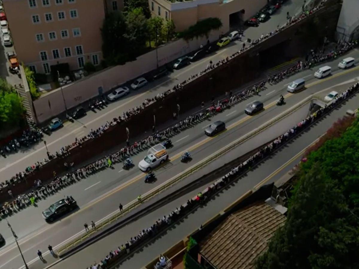 Histórica caravana: el papa Francisco es trasladado en papamóvil para su entierro