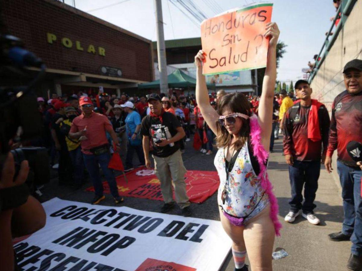 ¿Quién es la doctora hondureña que protestó en traje de baño?