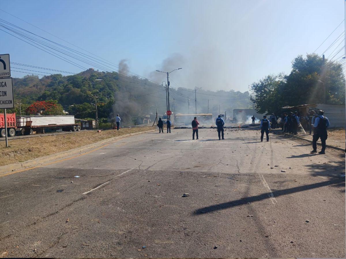 Incendian rastra durante protesta de socios de Koriun en Choloma