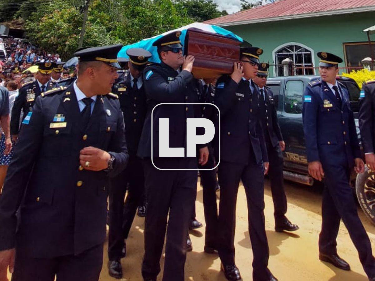 Hijo del inspector Kevin Pérez le da un conmovedor beso de despedida