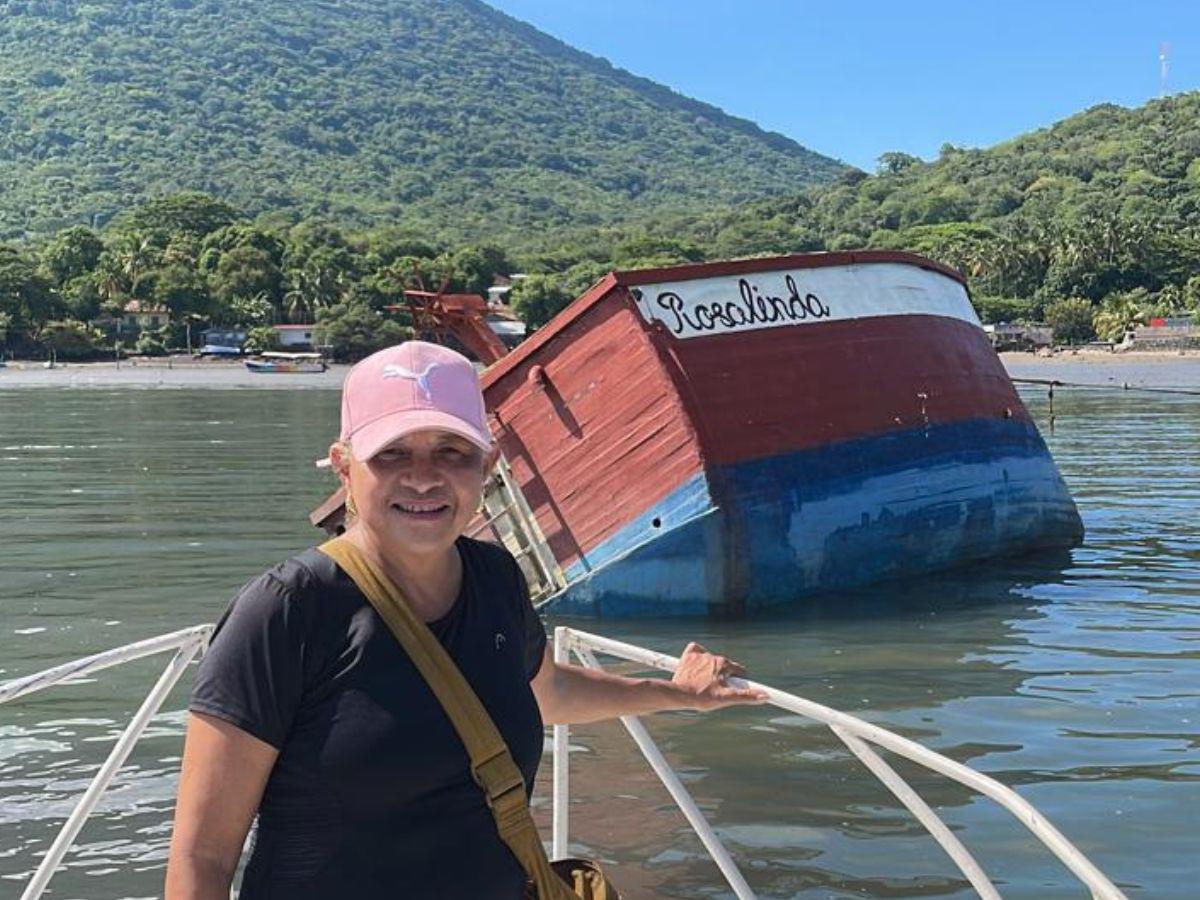 ¡Se está moviendo!: pescadores luchan por trasladar el velero Rosalinda a la playa