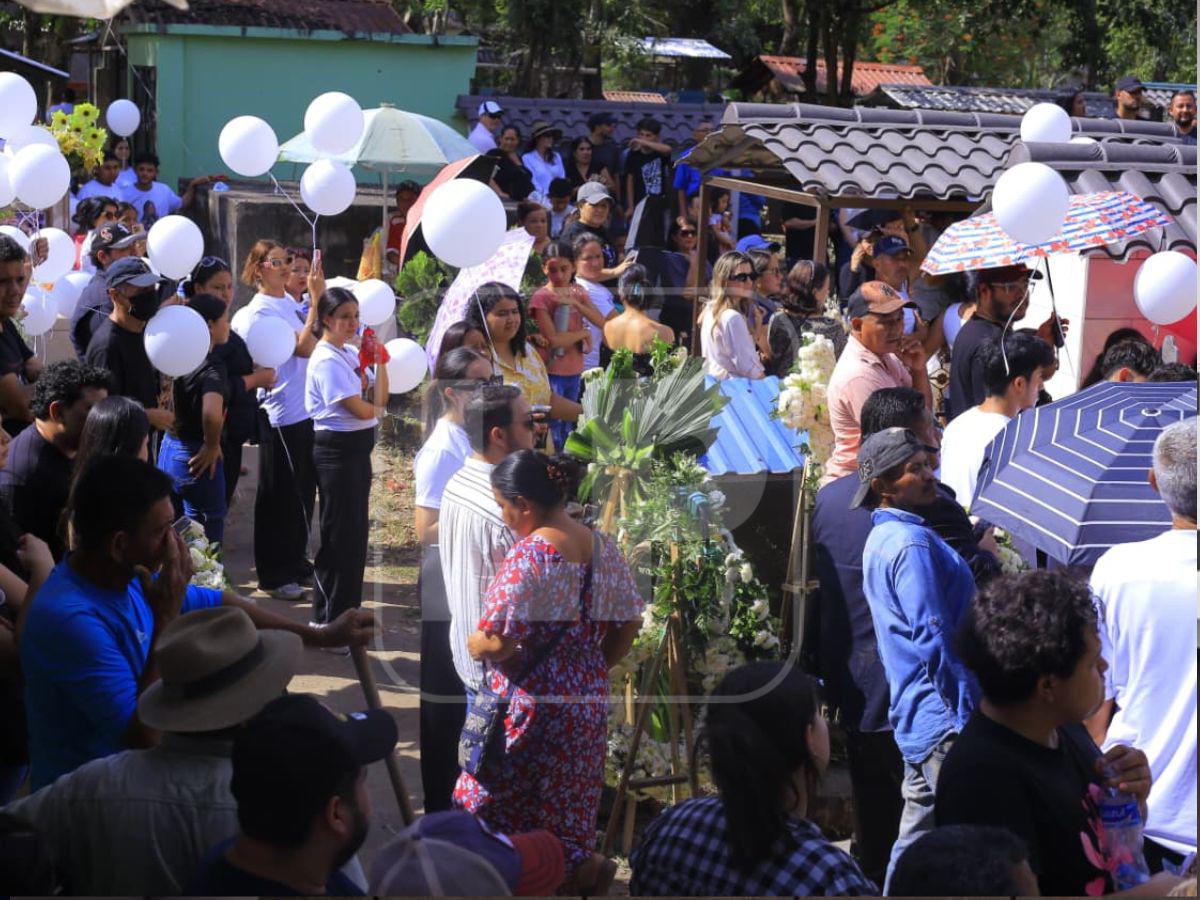 Te fuiste, doña Mecha”: fotos desgarradoras del sepelio de Hernán Martínez