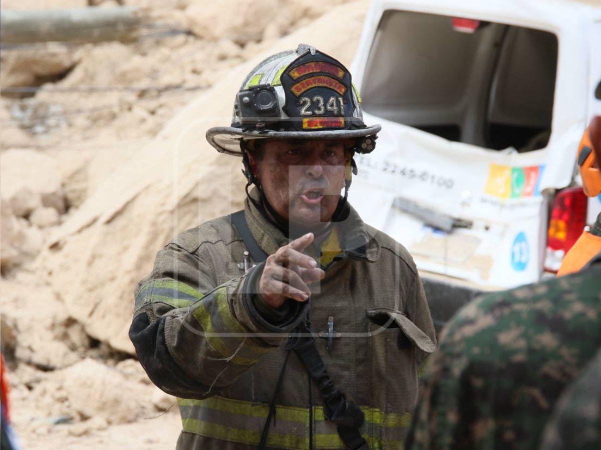 Así es la heroica labor del Cuerpo de Bomberos en medio del derrumbe en el anillo periférico
