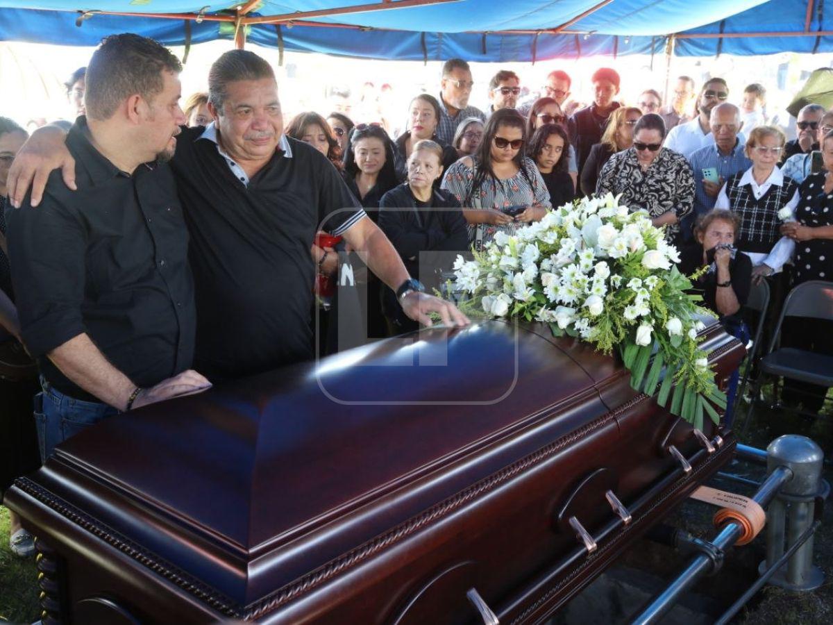 Entre aplausos y homenajes despiden al periodista Arístides Aceituno en Tegucigalpa