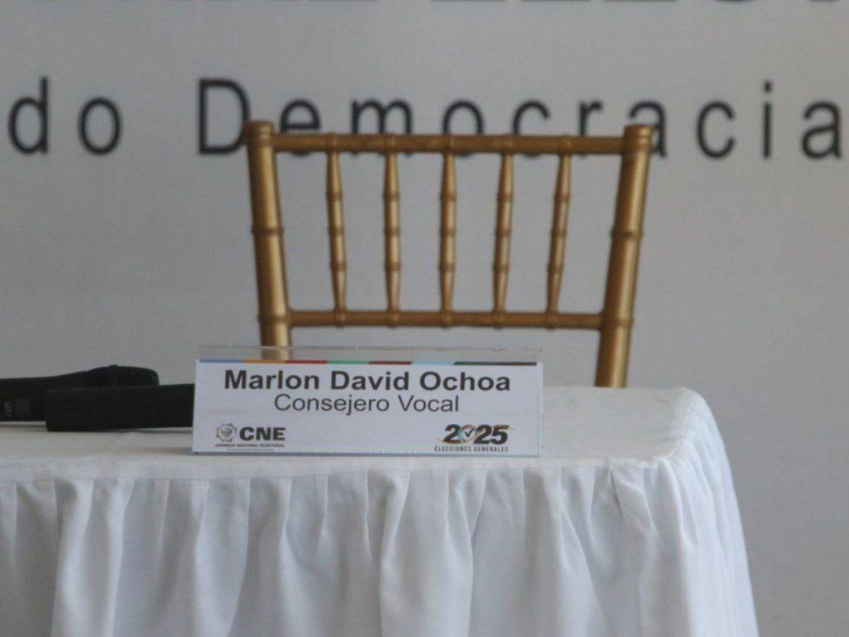 Tenso ambiente en el CNE en medio de recepción de ofertas para biometría