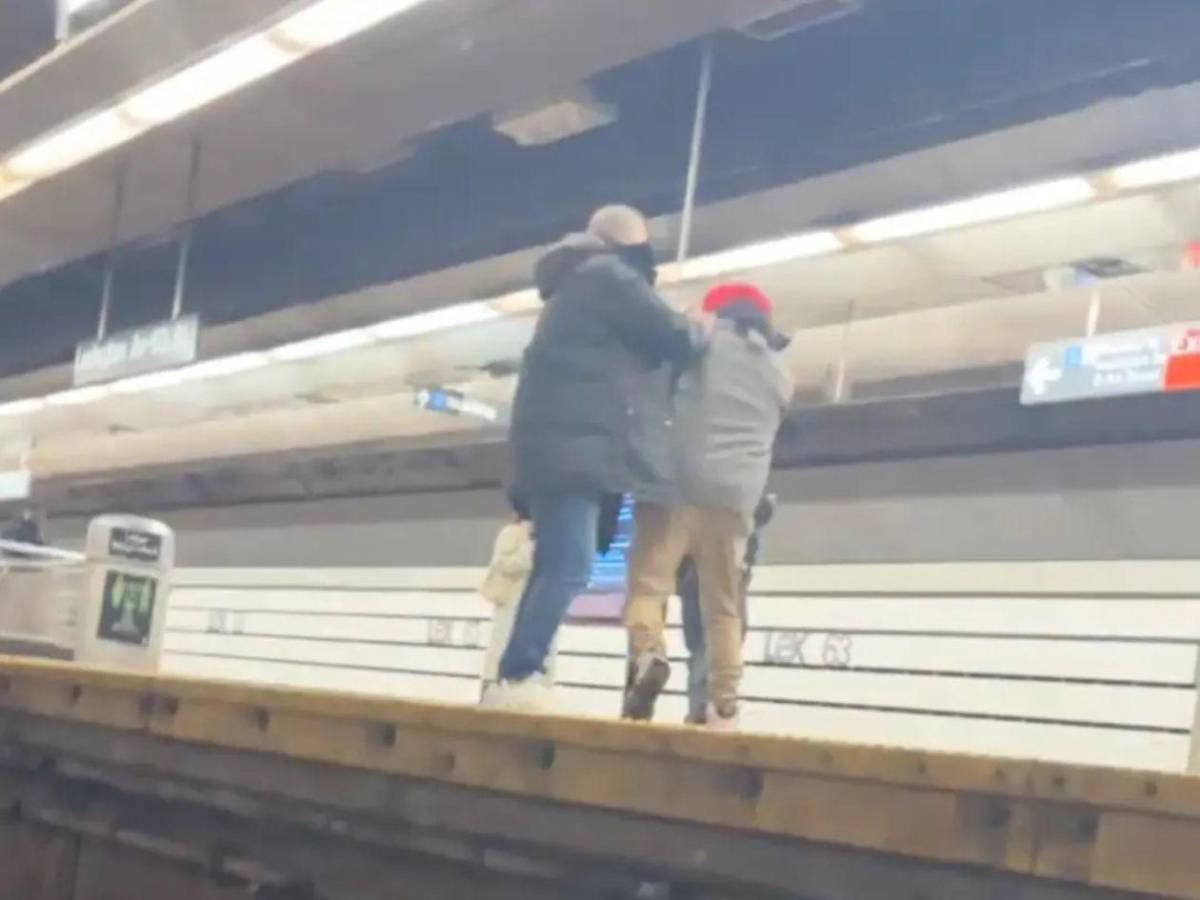 Hondureño es acusado: muere veterano empujado a las vías del metro en Nueva York