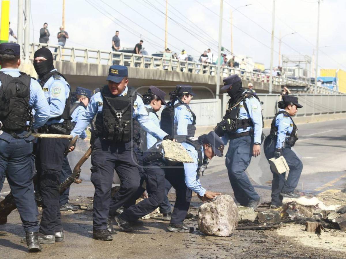 Las imágenes del desalojo de manifestantes en El Progreso, Yoro