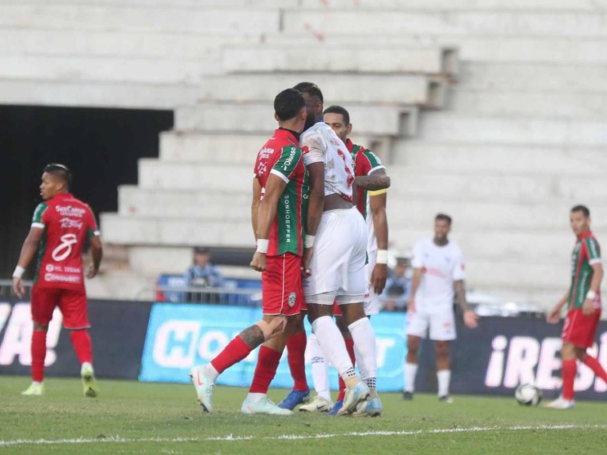 Tremenda pelea de jugadores, tristeza de Keosseián y percance con hincha