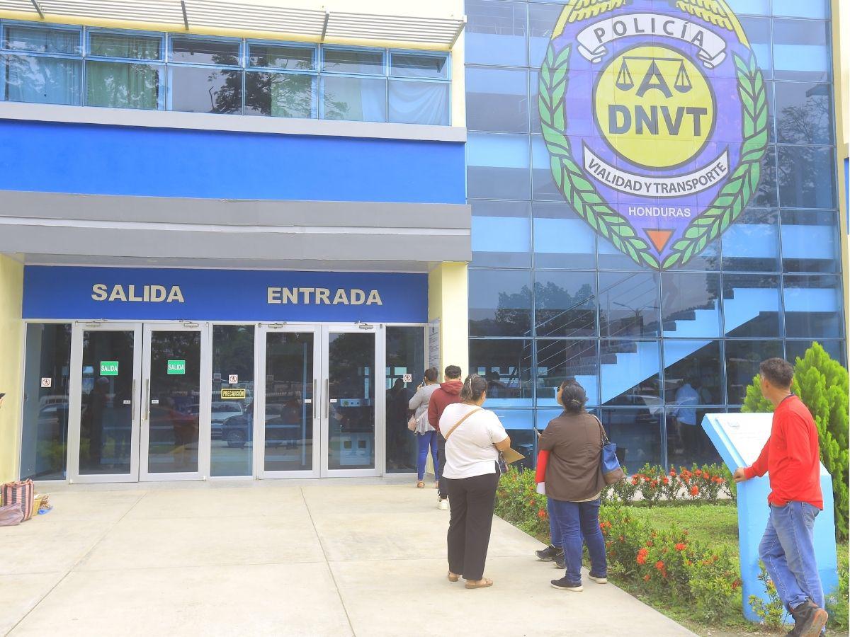 ¿Existe una edad límite para obtener la licencia de conducir en Honduras?