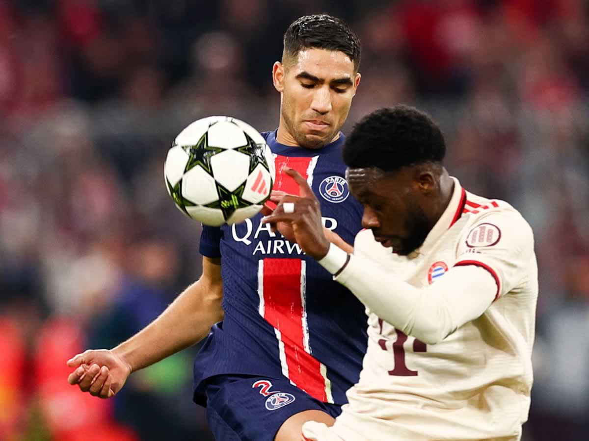 Achraf Hakimi del PSG en acción ante Alphonso Davies, del Bayern, durante el partido de la quinta jornada de la UEFA Champions League.