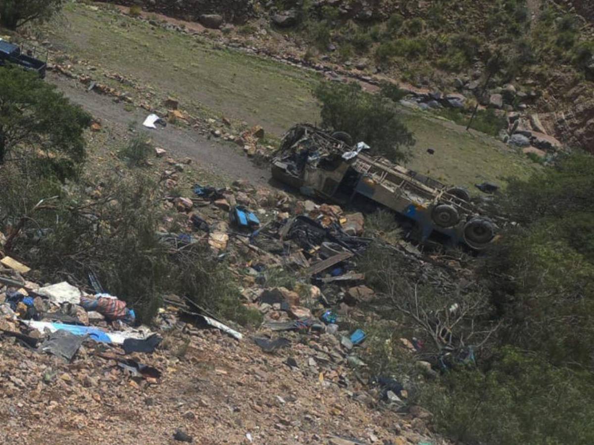 Bus cae a un barranco y deja 31 muertos y 15 heridos