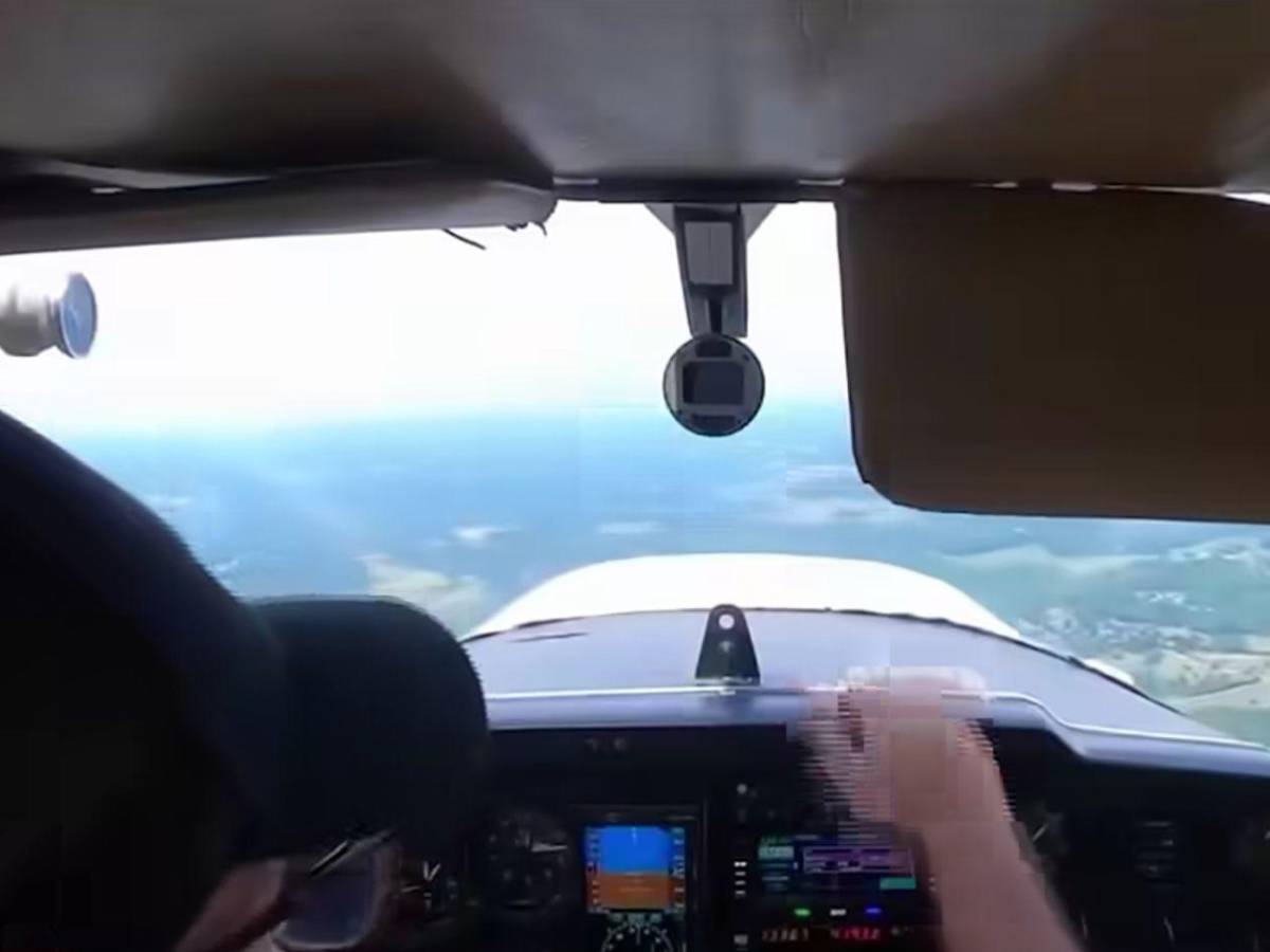 Muere un instructor de aviación tras saltar de un avión en pleno vuelo y dejar a su alumna a cargo del aterrizaje