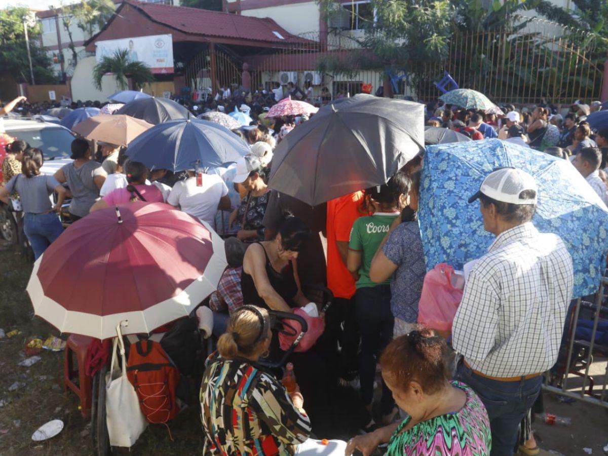 Entrega de bono familiar termina en caos y disparos en escuela de San Pedro Sula