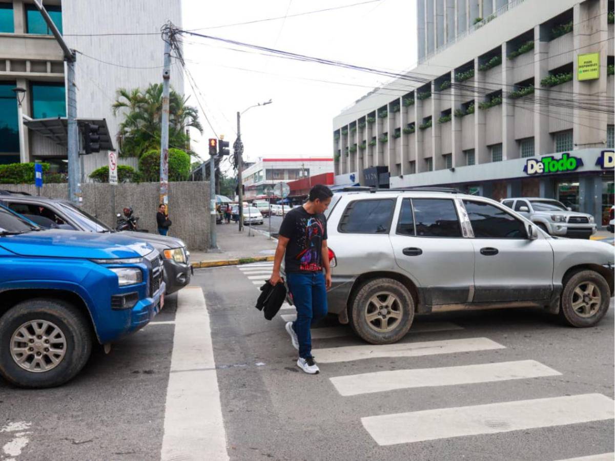 San Pedro Sula: pasos peatonales invadidos y derecho a cruzar vulnerado