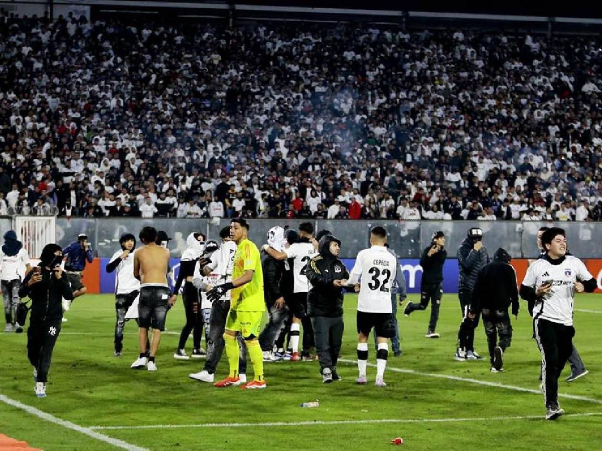 Tragedia: Muertos, avalancha, invasión en pleno partido y suspensión