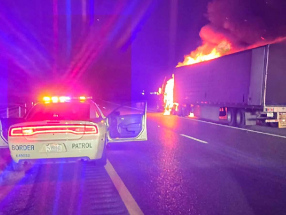 Rescatan a 39 migrantes de tráiler en llamas tras persecución policial en Texas