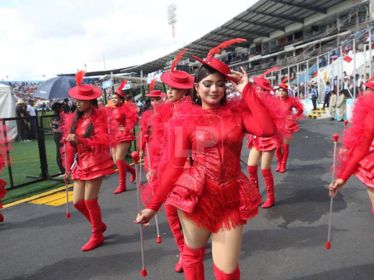 ¿Quién es la bella palillona de rojo? Se robó las miradas en los desfiles