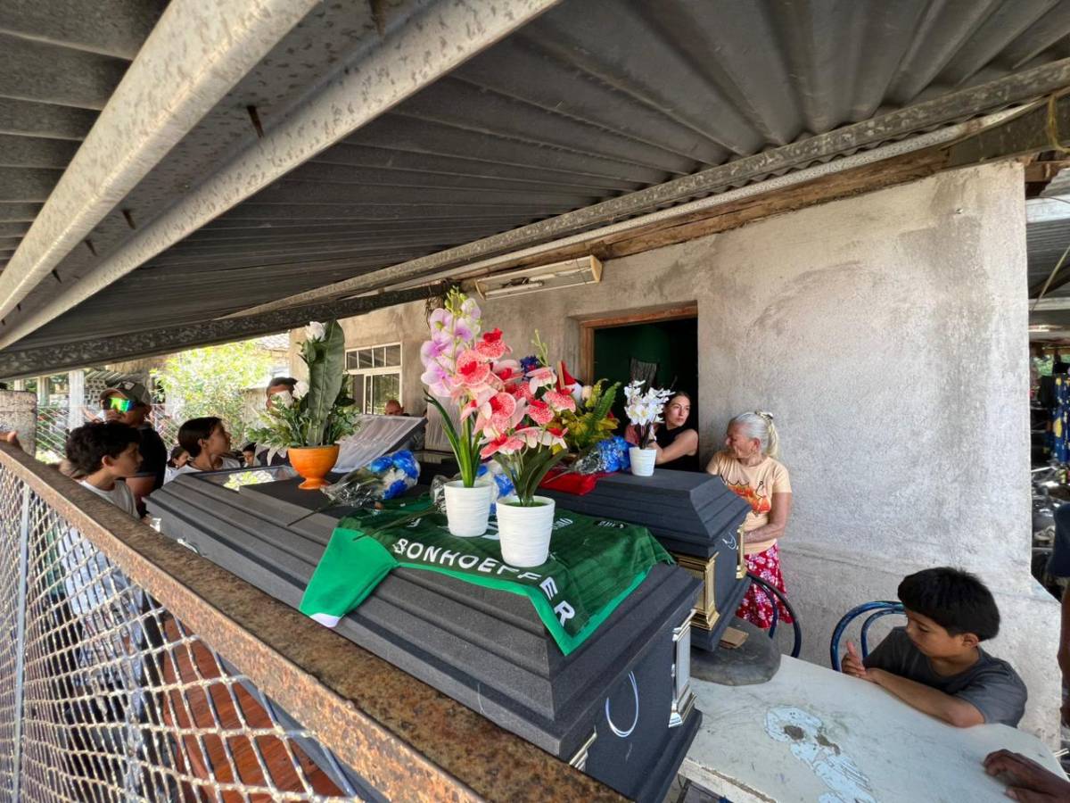 Salvador Nasralla acompaña a  familias de las víctimas de accidente en Santa Bárbara