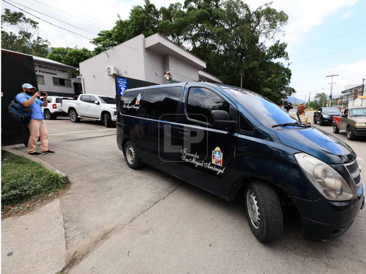 Fotos: el drama en la morgue al retirar cuerpos de víctimas de accidente en Roatán