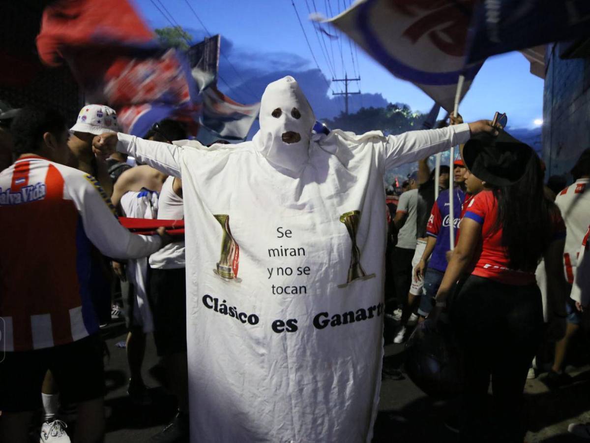 Show de la Ultra Fiel,chicas sensación de Olimpia y llenazo en el Chelato Uclés