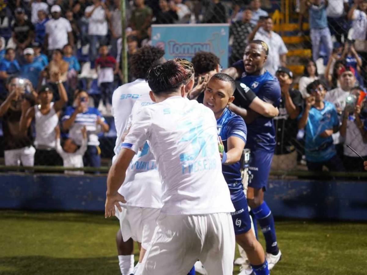 Tiktokers de Honduras con festejo alocado, agresión a Supremo y la bronca en Nicaragua