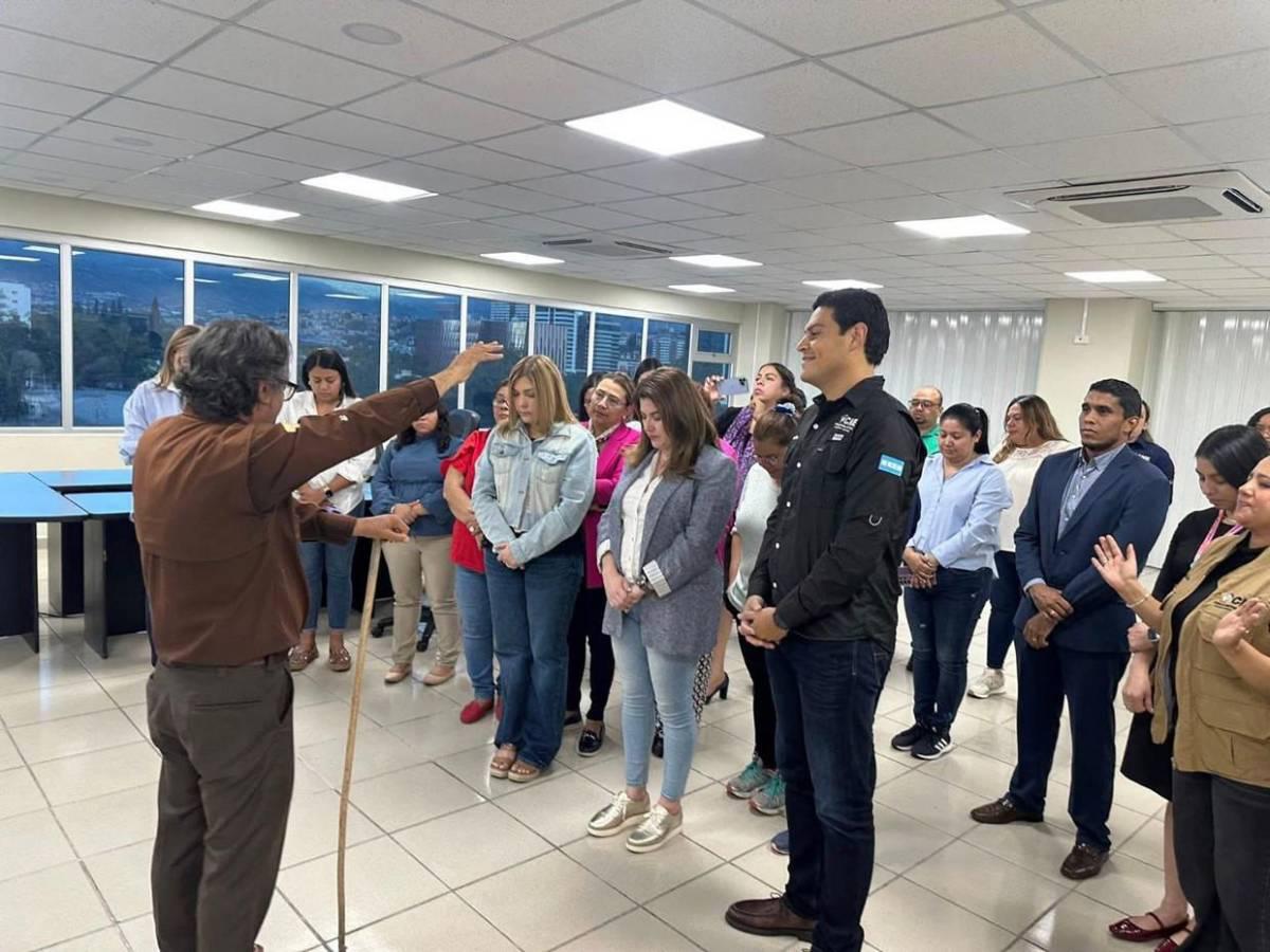 Así se vivió el abrazo que unió a los tres consejeros del CNE