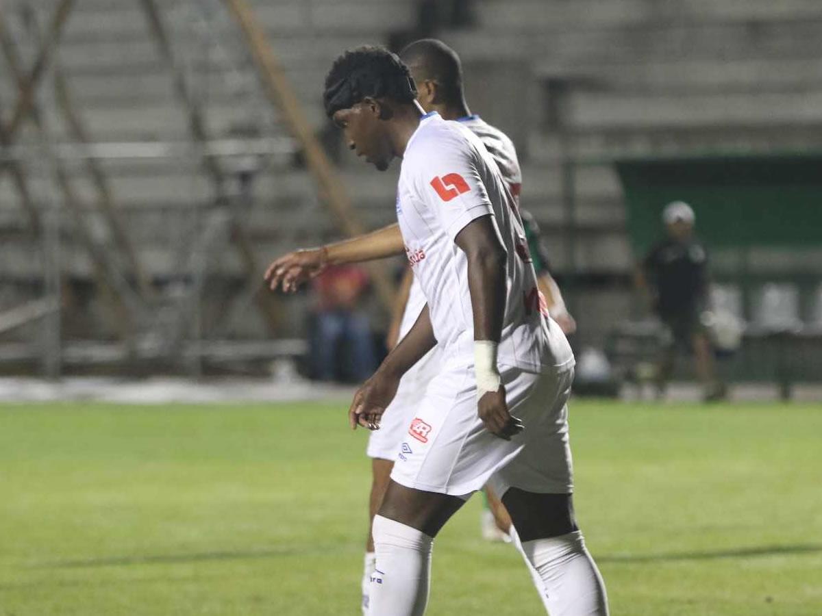 El lamento de Alberth Elis tras fallar su penal.