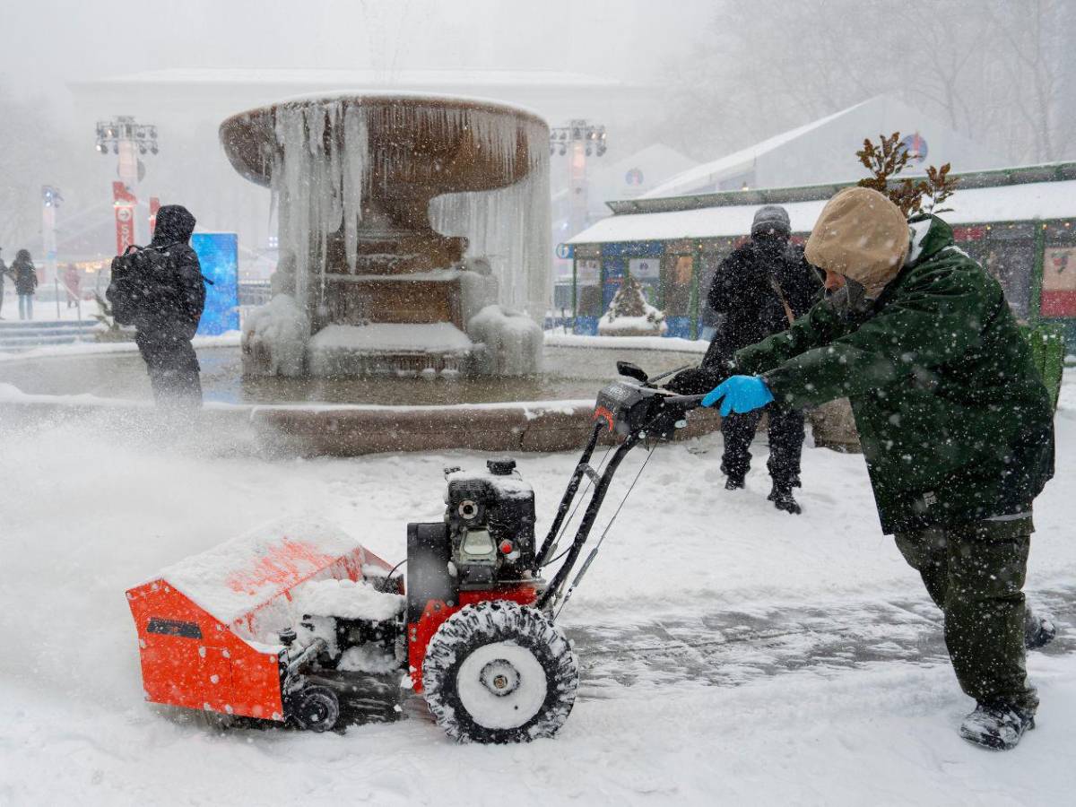 Histórica nevada en EE UU provoca caos y cancelación de miles de vuelos
