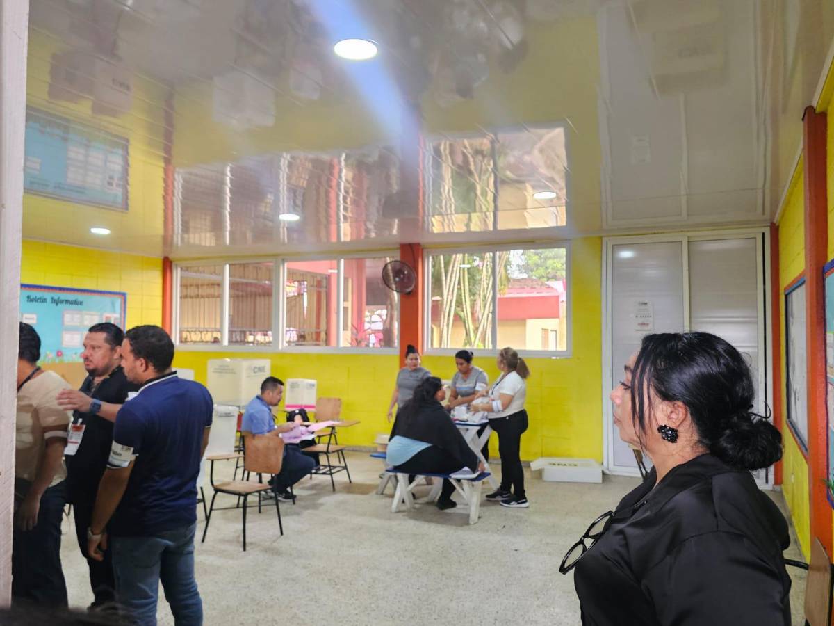 Sampedranos hacen filas desde temprano en los centros de votación de San Pedro Sula