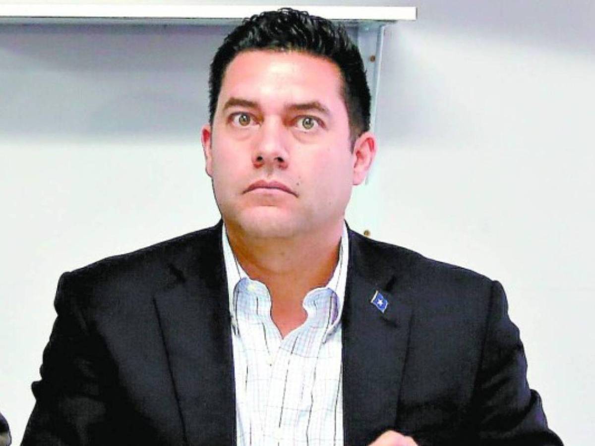 Las fotos de pancartas de Juan Diego Zelaya en la capital son un montaje