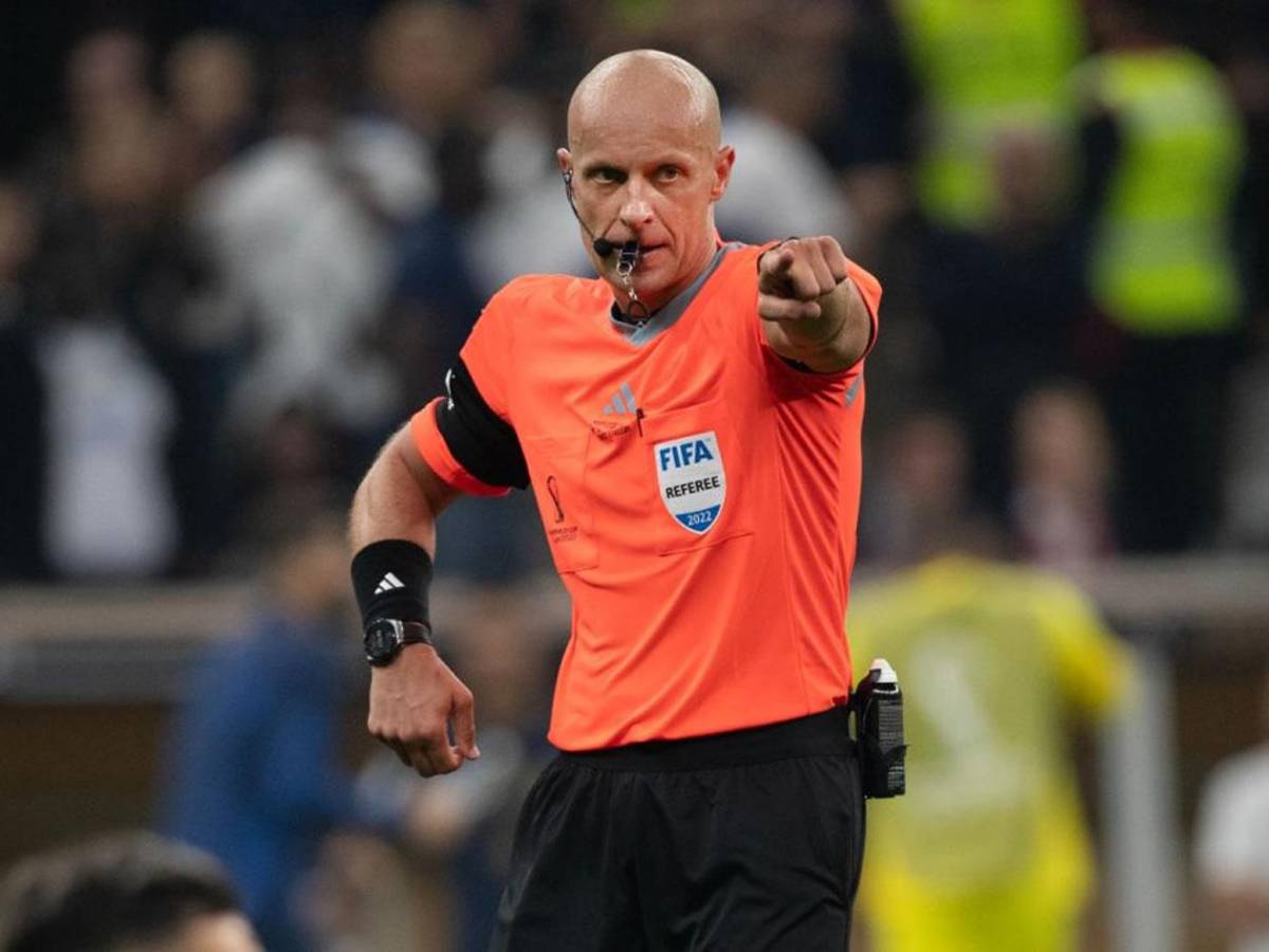 La UEFA se ríe del Barcelona: El 'premio' que pretende dar al árbitro Marciniak