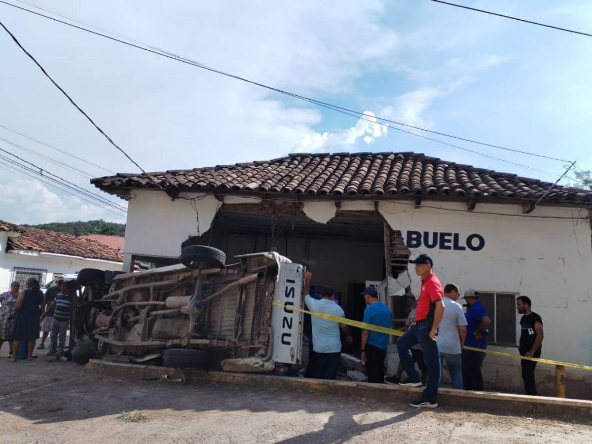 Tragedia en Zacapa: anciano de 109 años y maestra mueren tras impactar vehículo en su casa