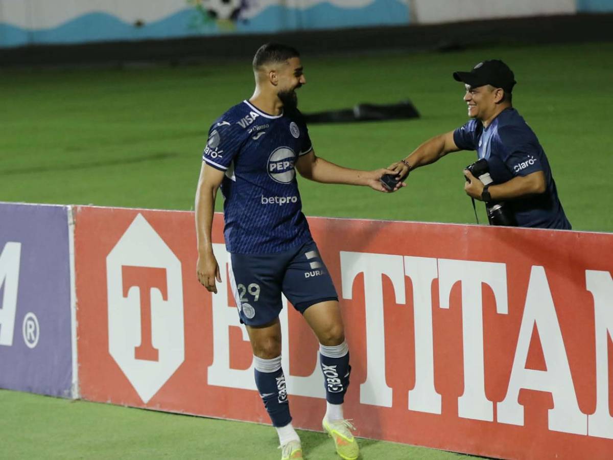 Marcó triplete y recibió beso, polémicas del FVS, selfie de Motagua y Victoria se hunde