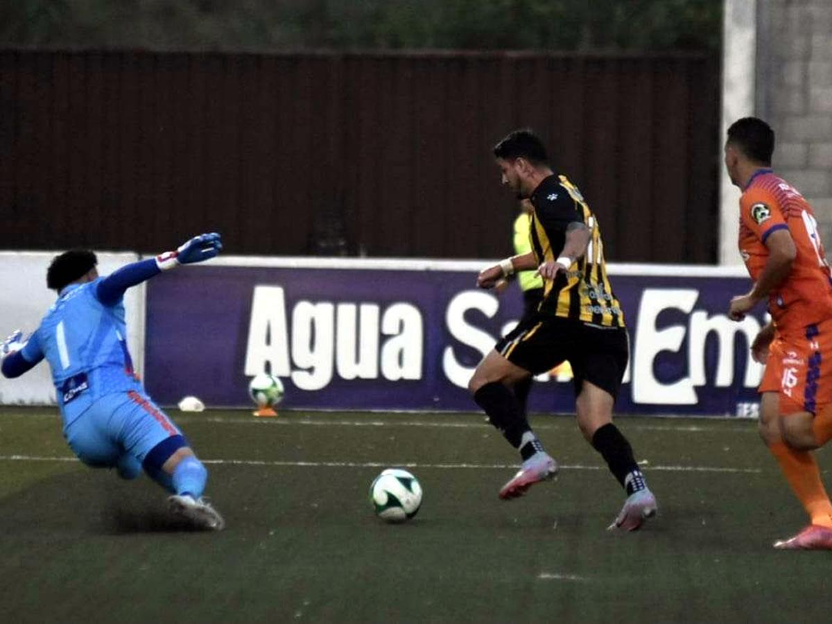 Pedro Báez no pudo superar a Celio Valladares en este mano a mano en el primer tiempo.