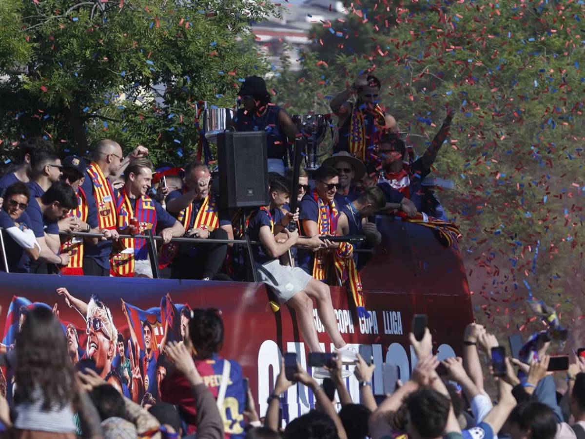 Rúa del Barcelona: jugadores se burlan de Vinicius y dardo de Lamine al Real Madrid