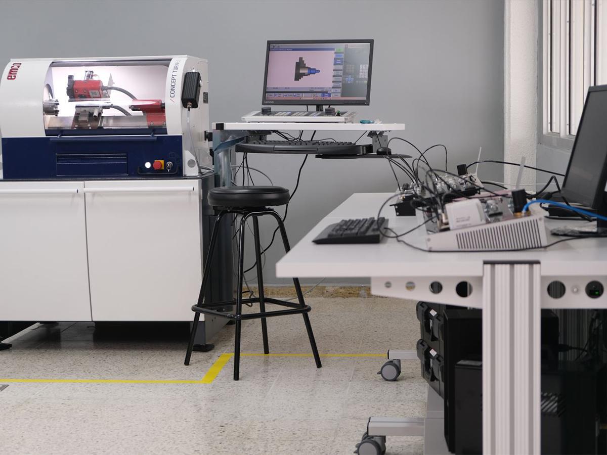 La universidad destina un presupuesto considerable a la innovación tecnológica, incluyendo tecnologías de automatización CNC.
