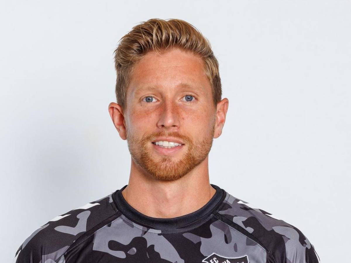 Muere conocido futbolista delante de esposa: Esto pasó