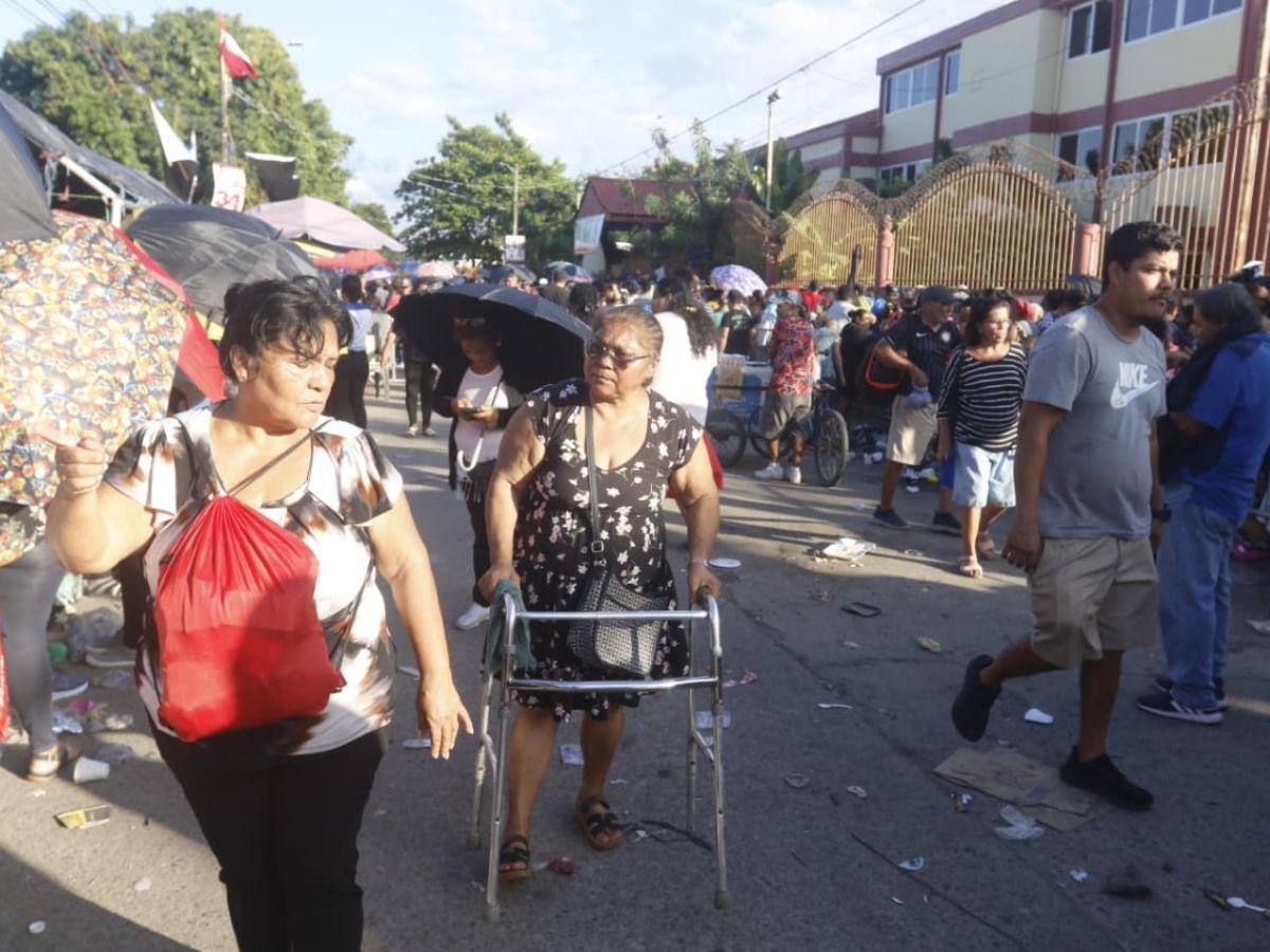Entrega de bono familiar termina en caos y disparos en escuela de San Pedro Sula