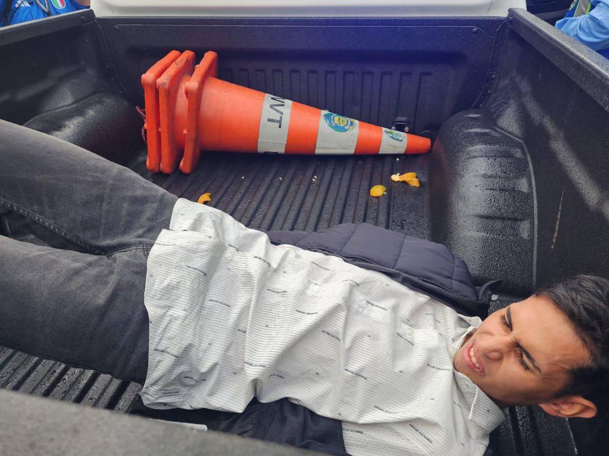 Atropella a motociclista y huye; militares lo capturan y se duerme en la patrulla