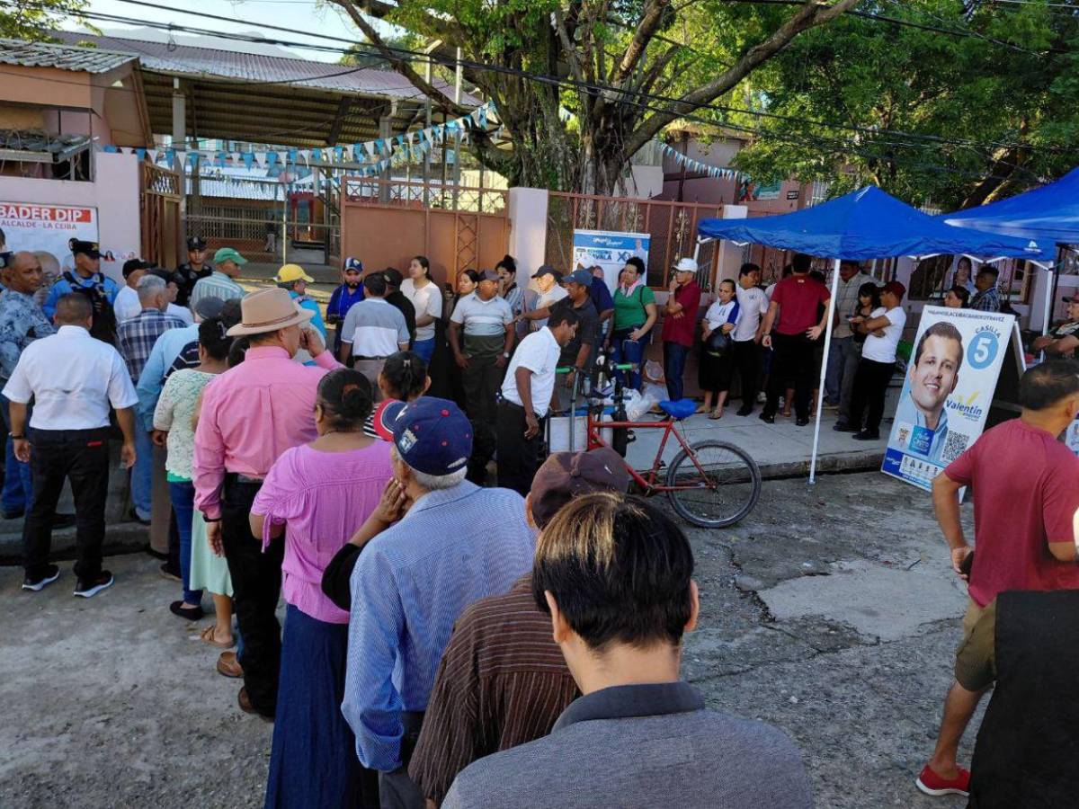 Largas filas en centros de votación en elecciones generales