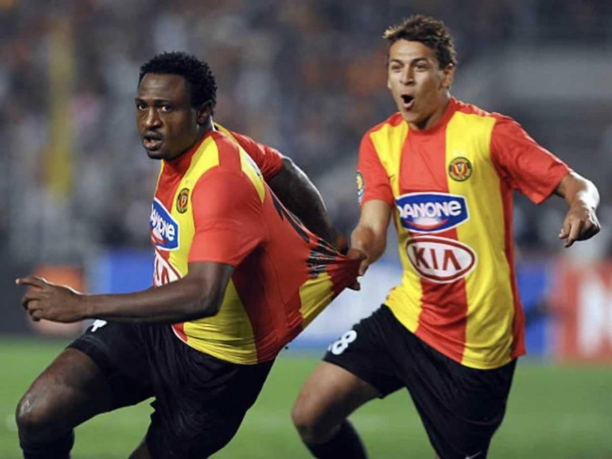 Fallece reconocido futbolista tras desplomarse en pleno partido: Murió en el campo