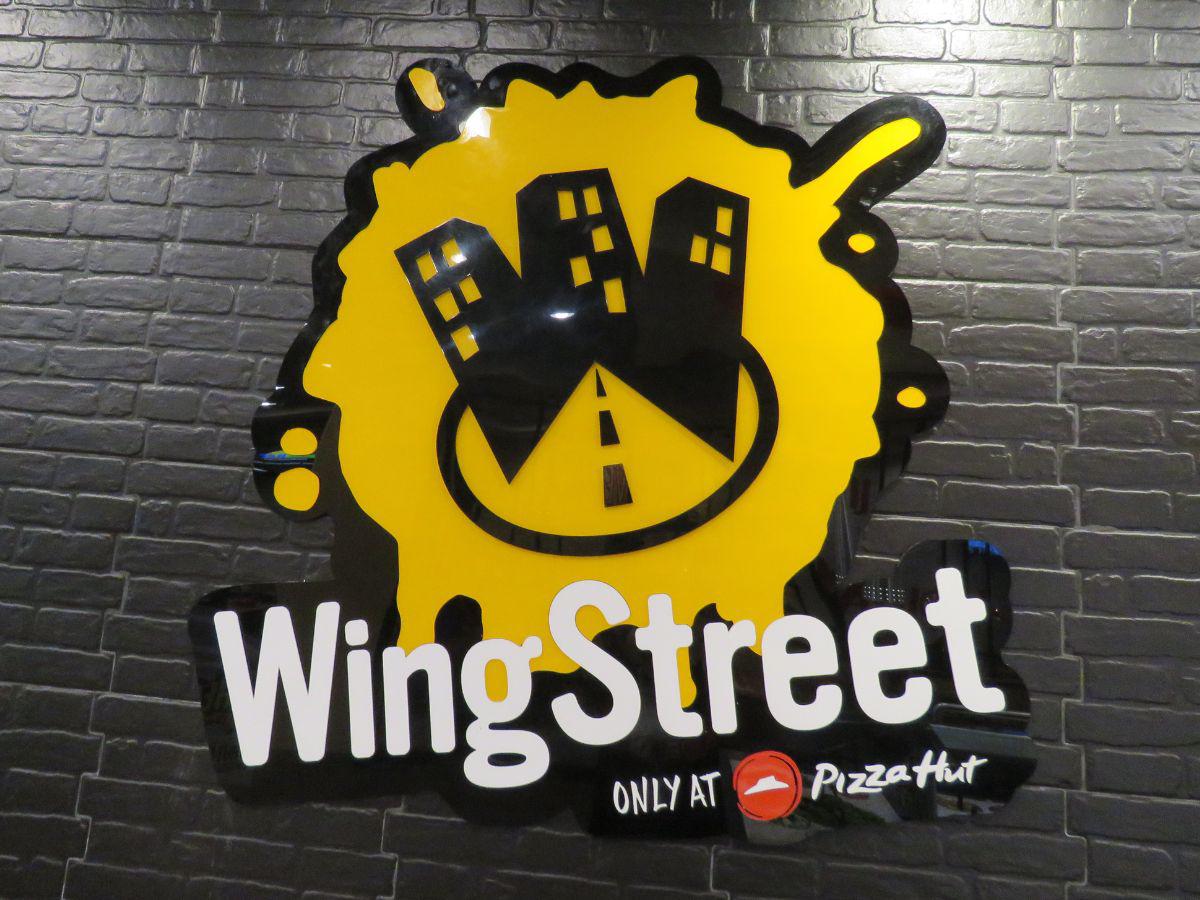 El logo de WingStreet ya decora las paredes de Pizza Hut Galerías del Valle.